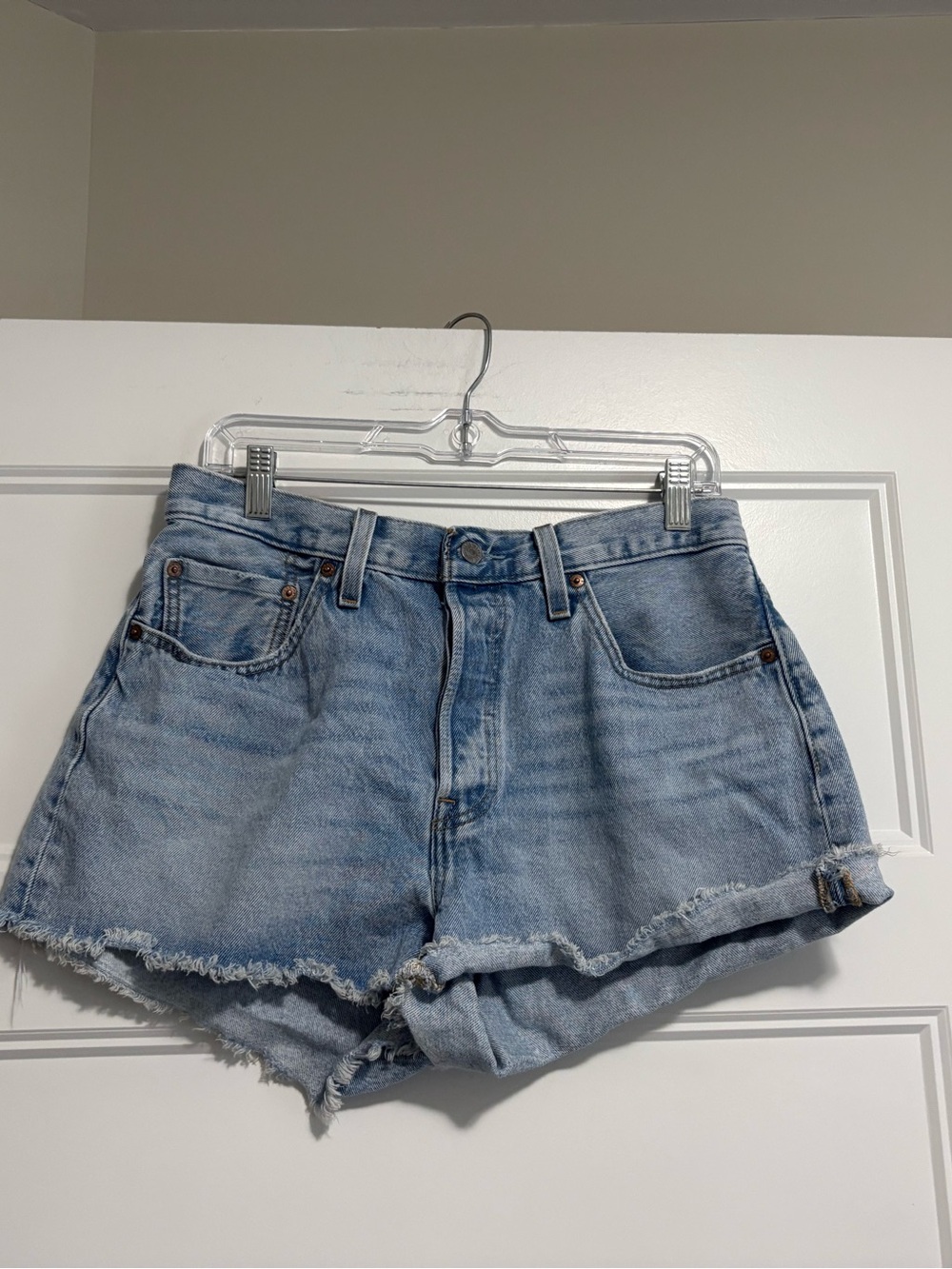 Leviโs frayed shorts size 31
5 button fly
ASAP shipping